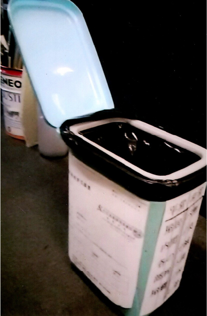 居間の屑籠、「仮設トイレ」に2